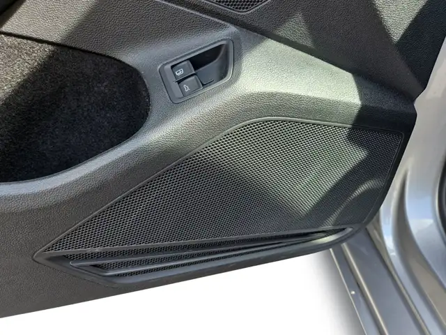 Volkswagen Passat view 11