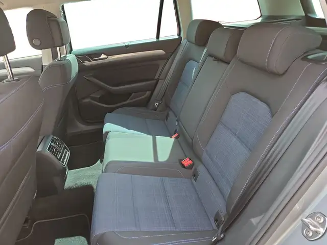 Volkswagen Passat view 10