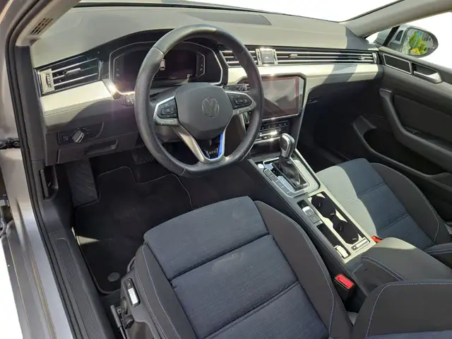 Volkswagen Passat view 4