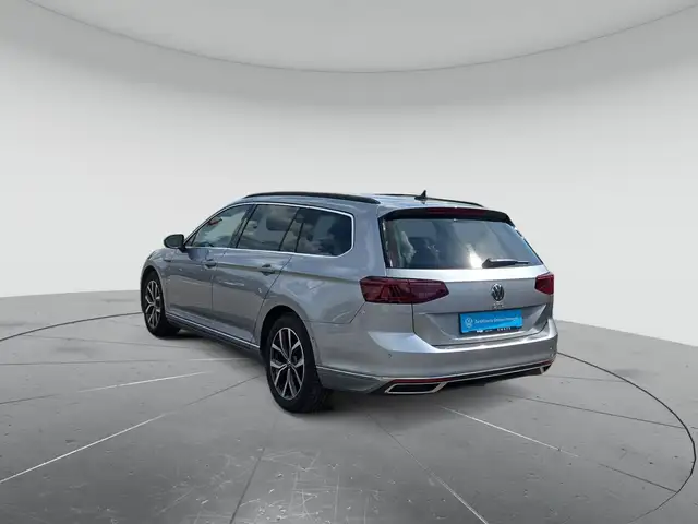 Volkswagen Passat view 3