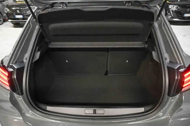 Peugeot 208 view 5