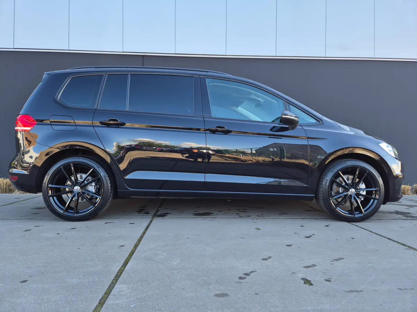 Volkswagen Touran 1.5 TSI*AUT.*HIGHLINE*7ZITPLAATSEN*NAVI*ALCANTARA* Zwart - 2