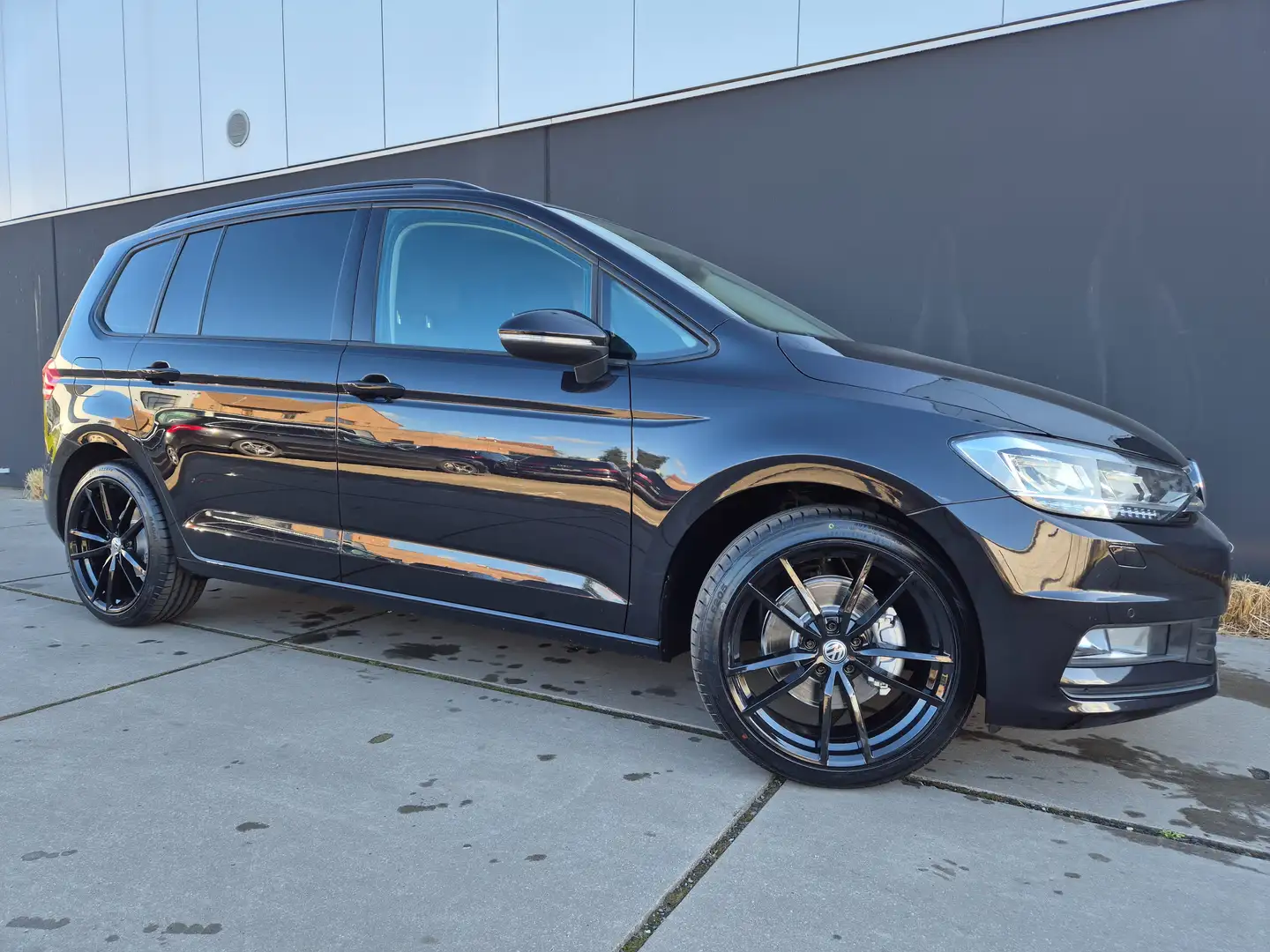 Volkswagen Touran 1.5 TSI*AUT.*HIGHLINE*7ZITPLAATSEN*NAVI*ALCANTARA* Zwart - 1