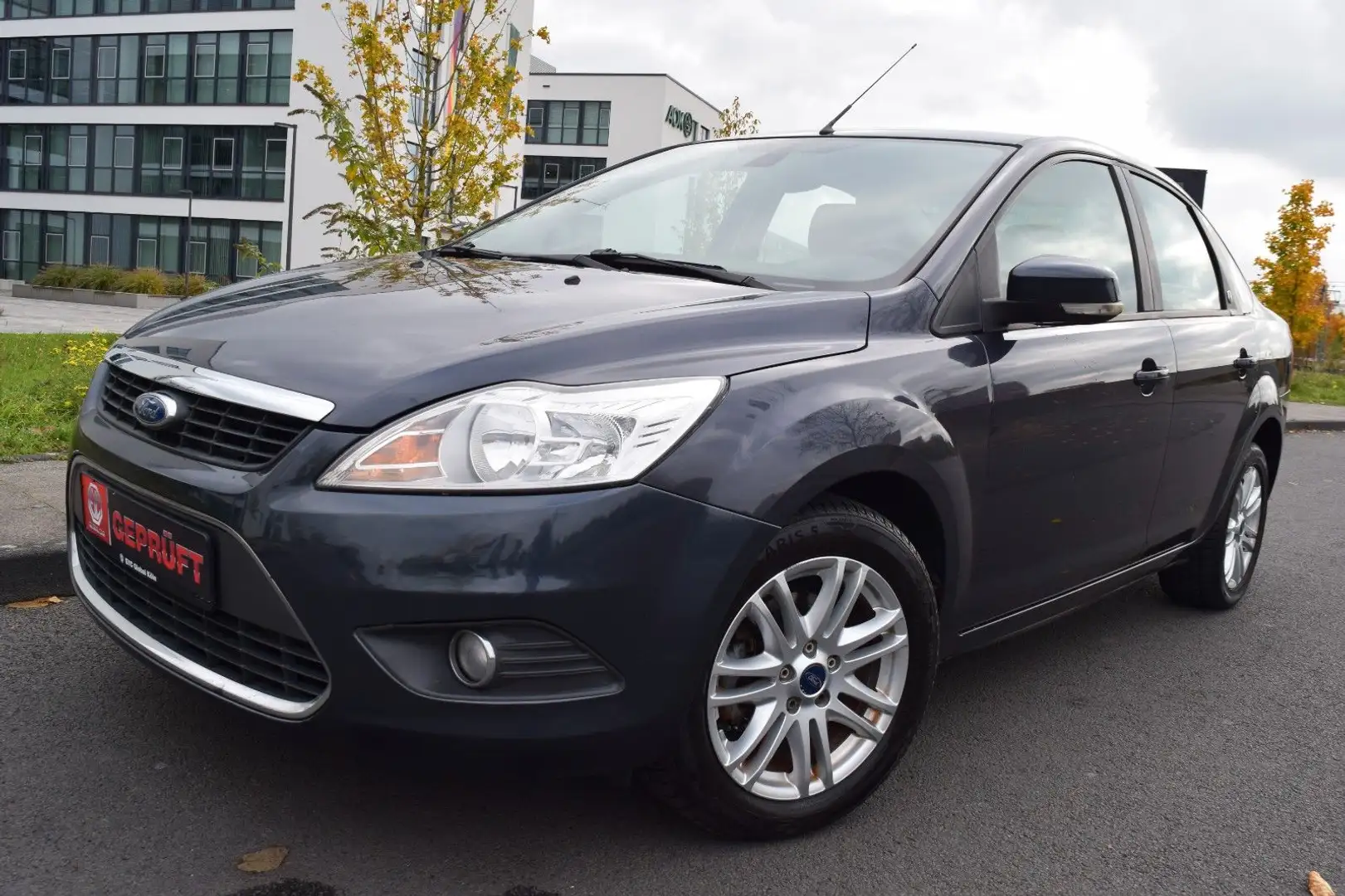 Ford Focus Lim. Ghia, Tempomat, Klima, Tüv 10.2026 Grau - 1