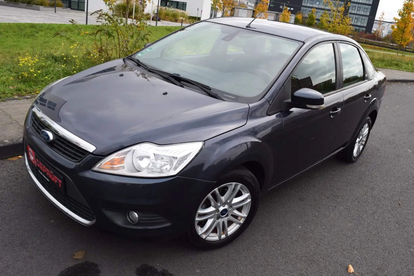 Ford Focus Lim. Ghia, Tempomat, Klima, Tüv 10.2026 Grau - 2