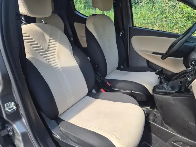 Lancia Ypsilon view 12