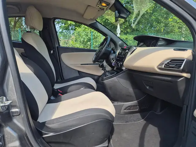 Lancia Ypsilon view 13