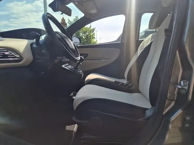 Lancia Ypsilon view 8