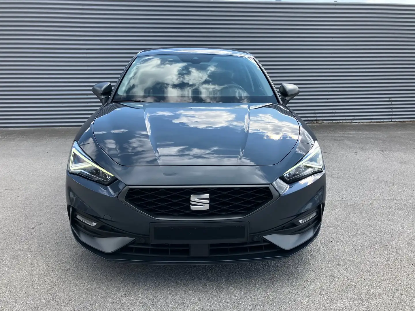 SEAT Leon FR 2.0 TDI DSG 150 PS Grau - 2