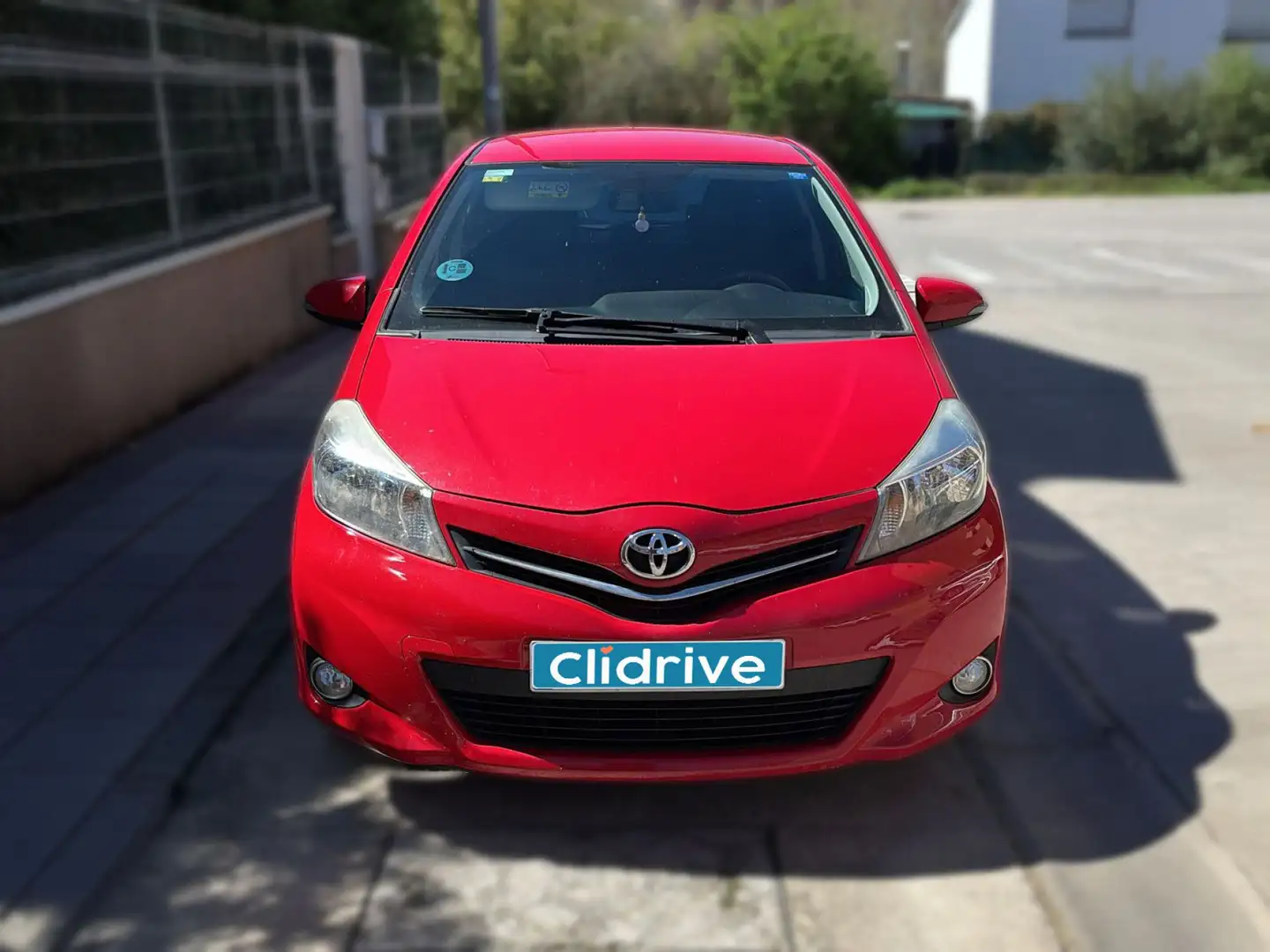 Toyota Yaris 1.0 Active Rojo - 2