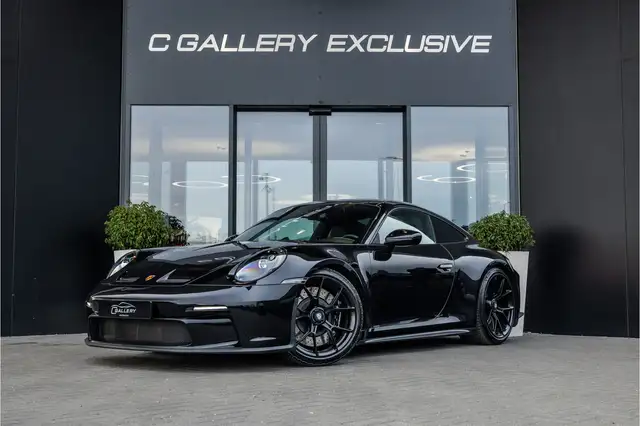 Porsche 992 view 3