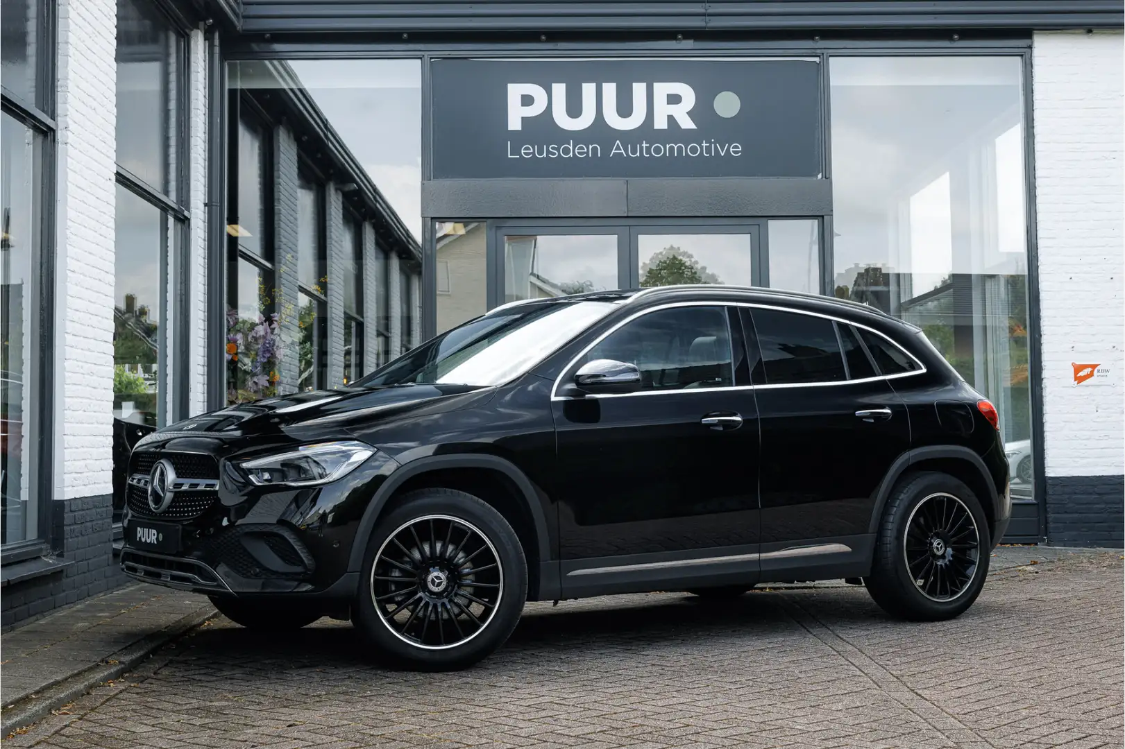 Mercedes-Benz GLA 200 Aut. Premium Plus Pano - Camera - Elektrische Zete Black - 1
