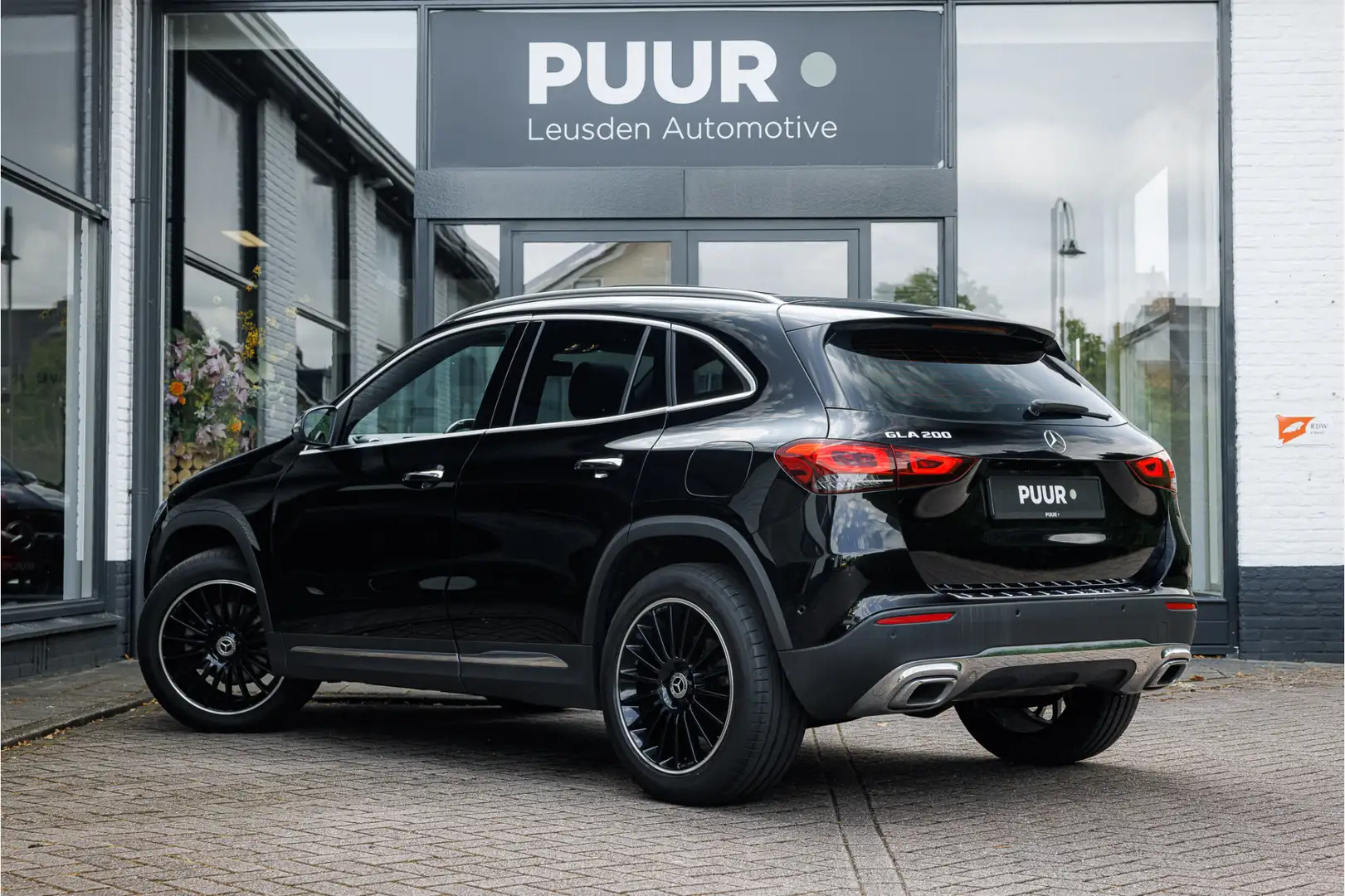 Mercedes-Benz GLA 200 Aut. Premium Plus Pano - Camera - Elektrische Zete Black - 2