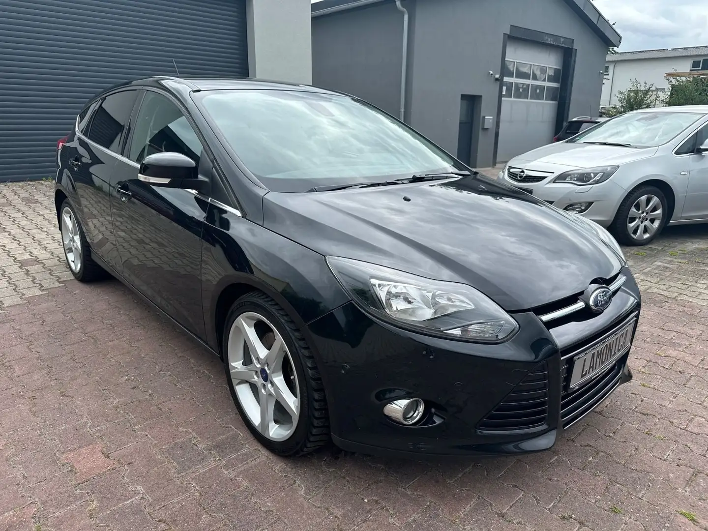 Ford Focus 1,6*1.Hand*Scheckheft*Klima*Parkhilfe* Schwarz - 1