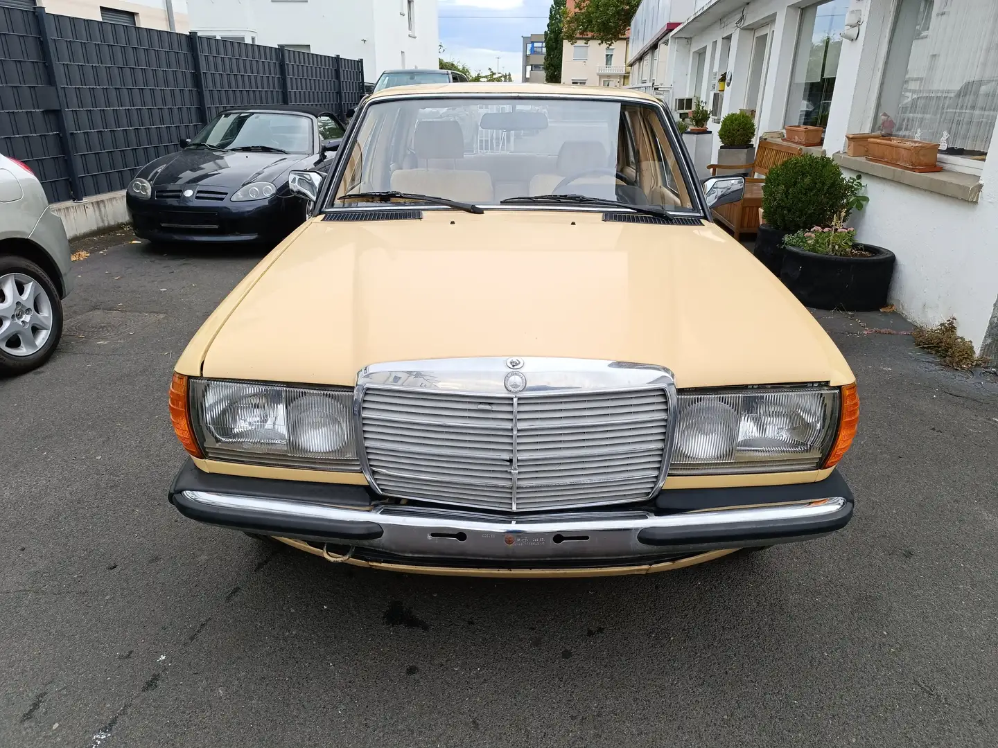 Mercedes-Benz 230 E AUTOMATIK ~OLDTIMER ~H-KENNZN ~WENIG KM ~BJ 1983 Yellow - 2