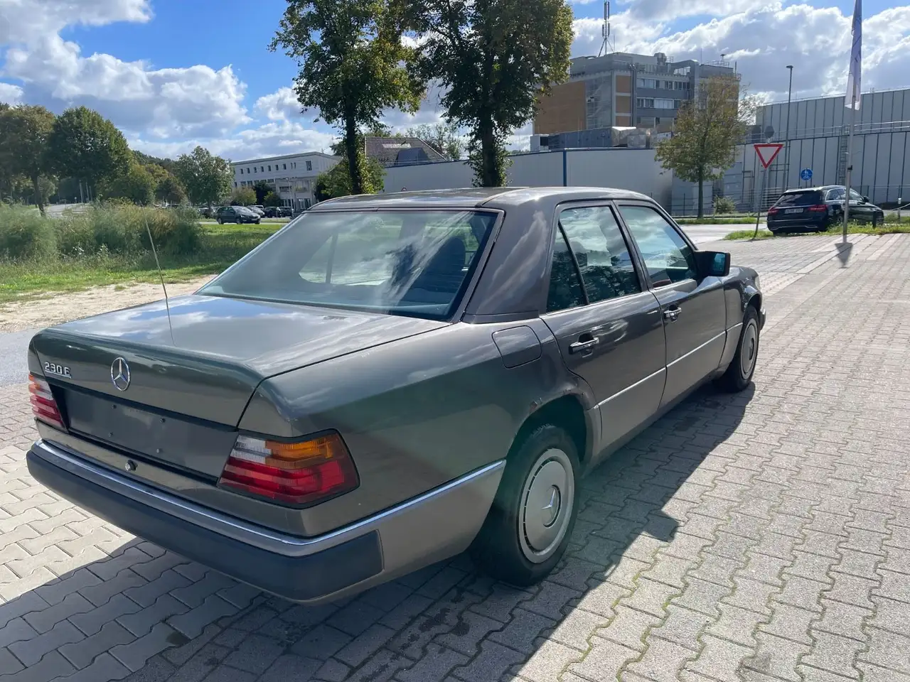 Mercedes-Benz E 230 Automatik, foto 4