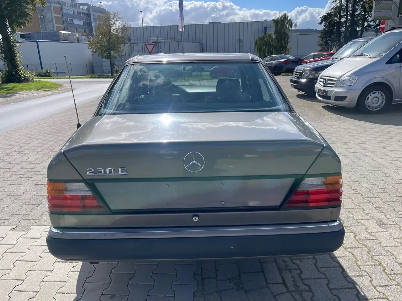 Mercedes-Benz E 230 Automatik, foto 2