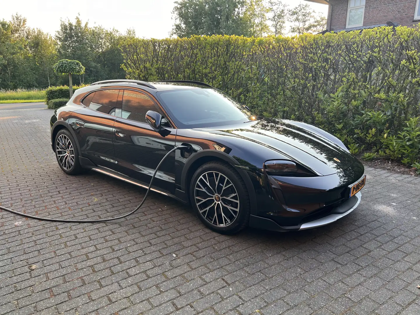 Porsche Taycan Taycan 4 Cross Turismo 93 kWh 476pk pano 360 4x4 Zwart - 1