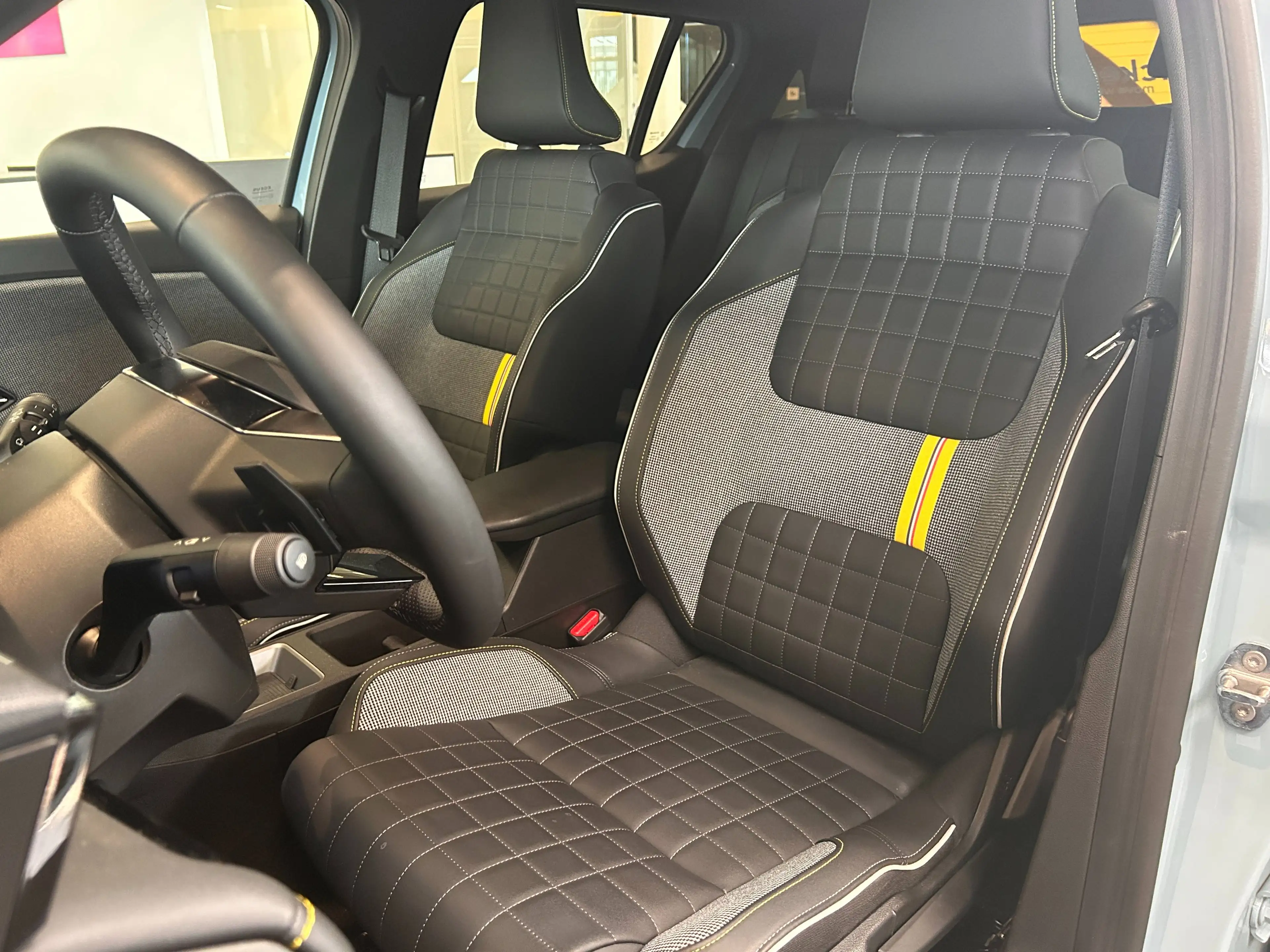 Renault R 4 E-R4 E-Tech 52 kWh Comfort Range Iconic Iconic — photo 9