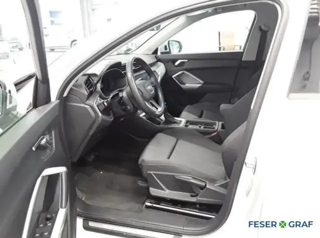 Audi Q3 view 6