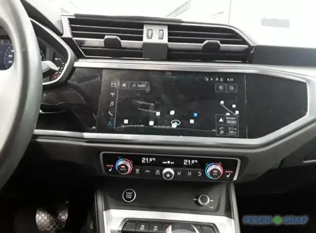 Audi Q3 view 8