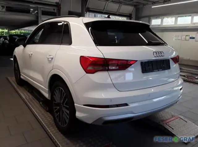 Audi Q3 view 4