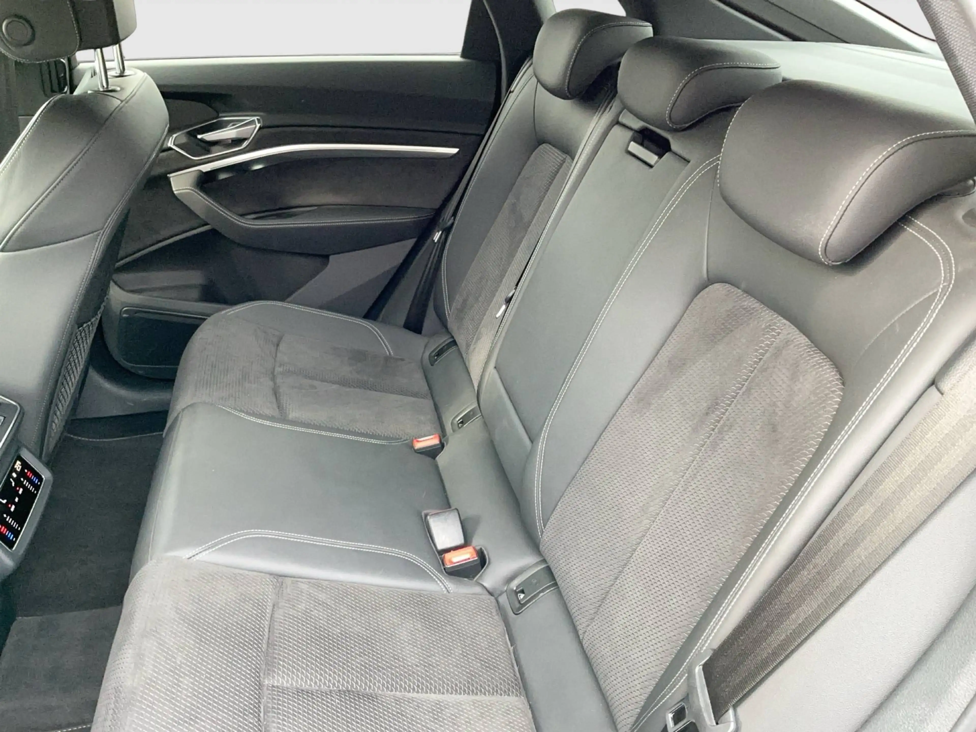 Audi e-tron 55 quattro basis — photo 9