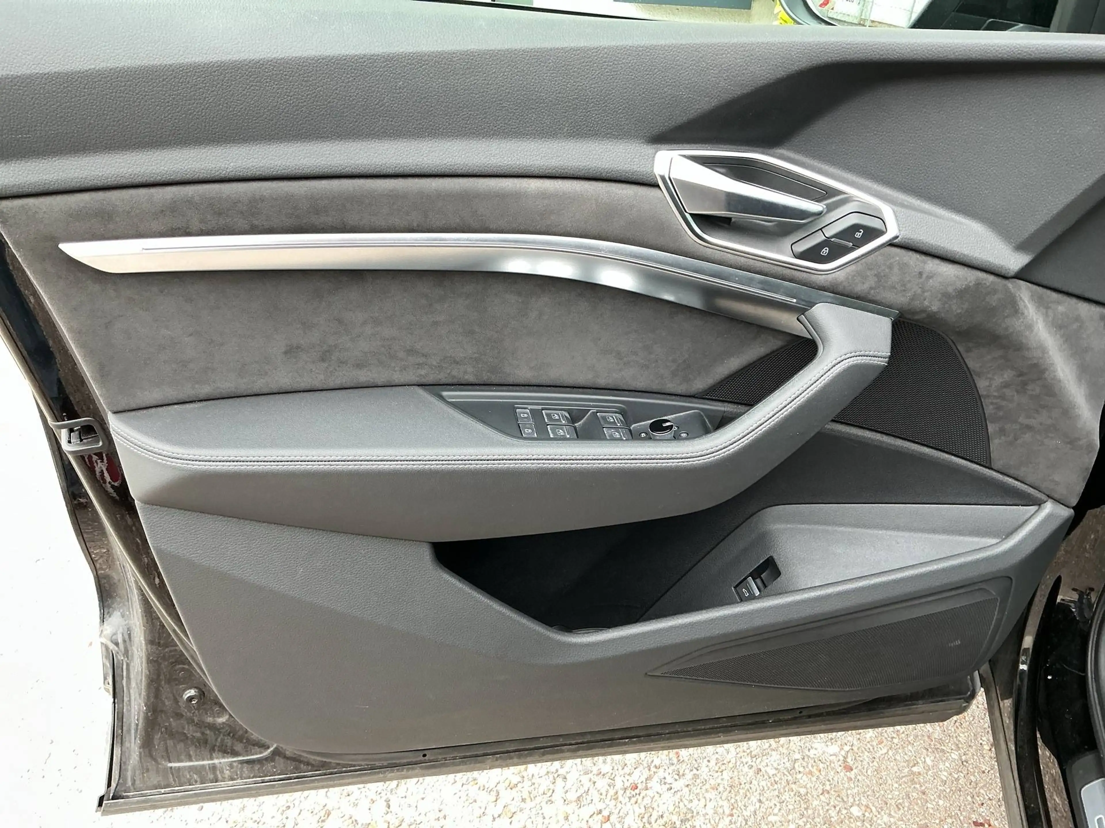 Audi e-tron 55 quattro basis — photo 10
