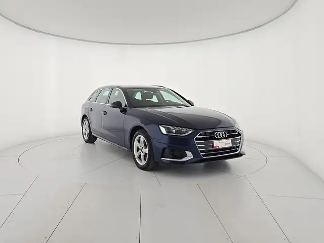 Audi A4 Avant view 6