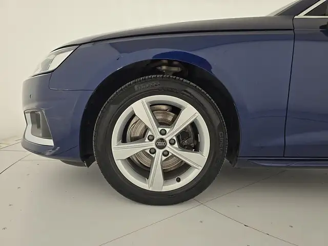 Audi A4 Avant view 8