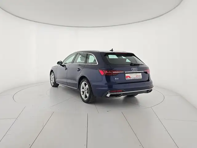 Audi A4 Avant view 3