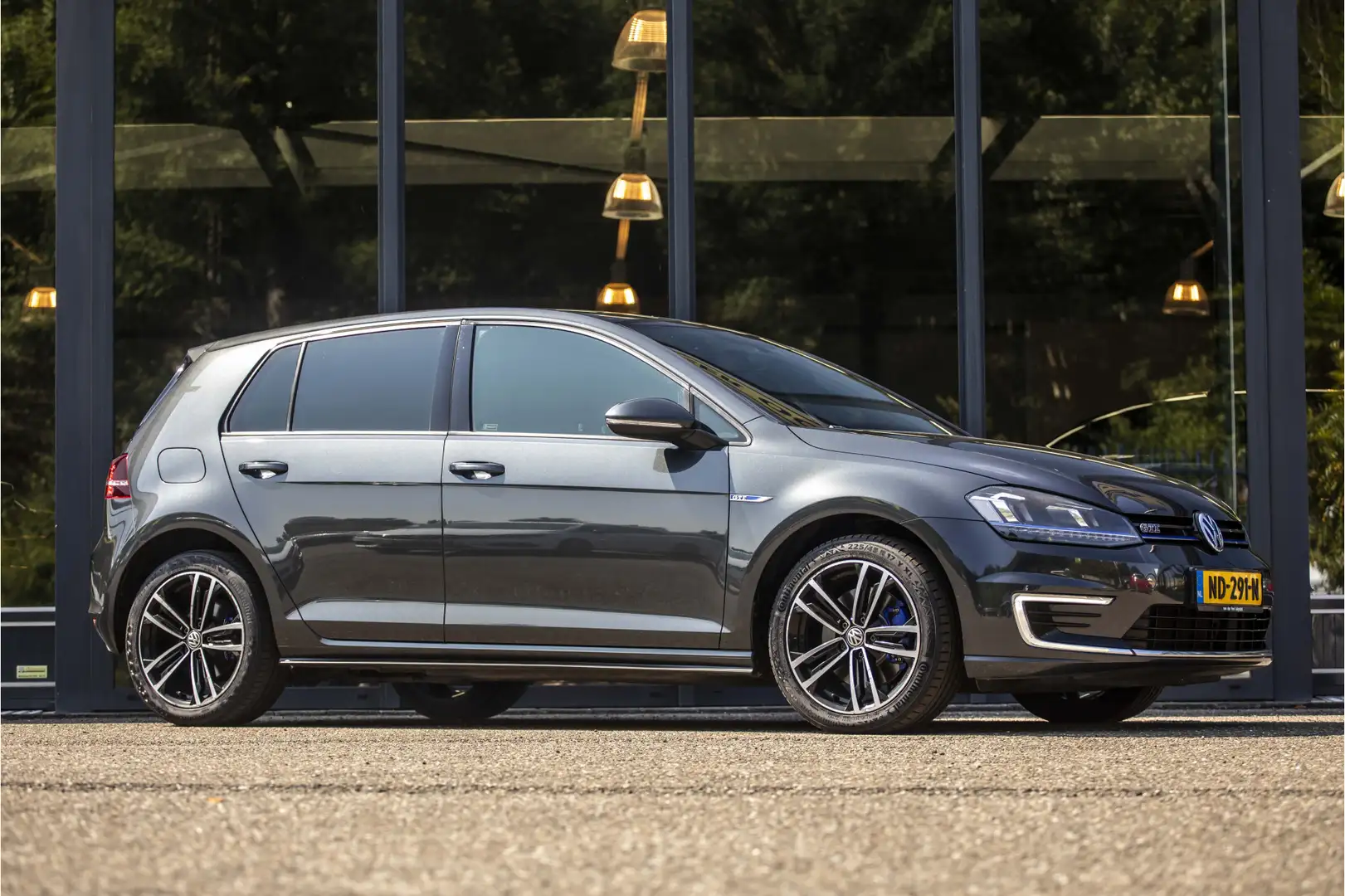 Volkswagen Golf GTE 1.4 TSI Connected Series Zwart - 1