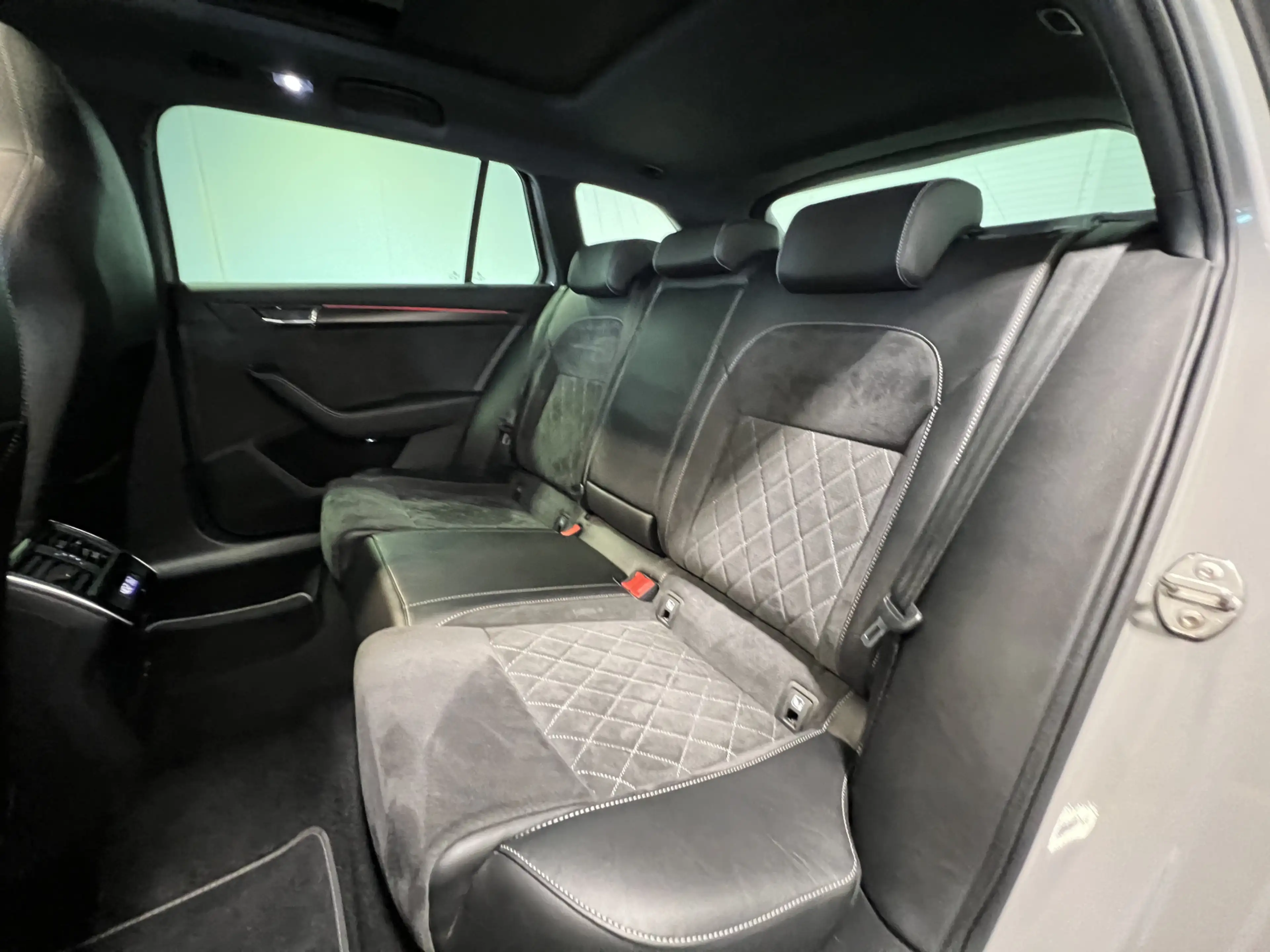 Skoda Superb Combi 2.0 TSI 4x4 Sportline Business | Navigatie/A — photo 16