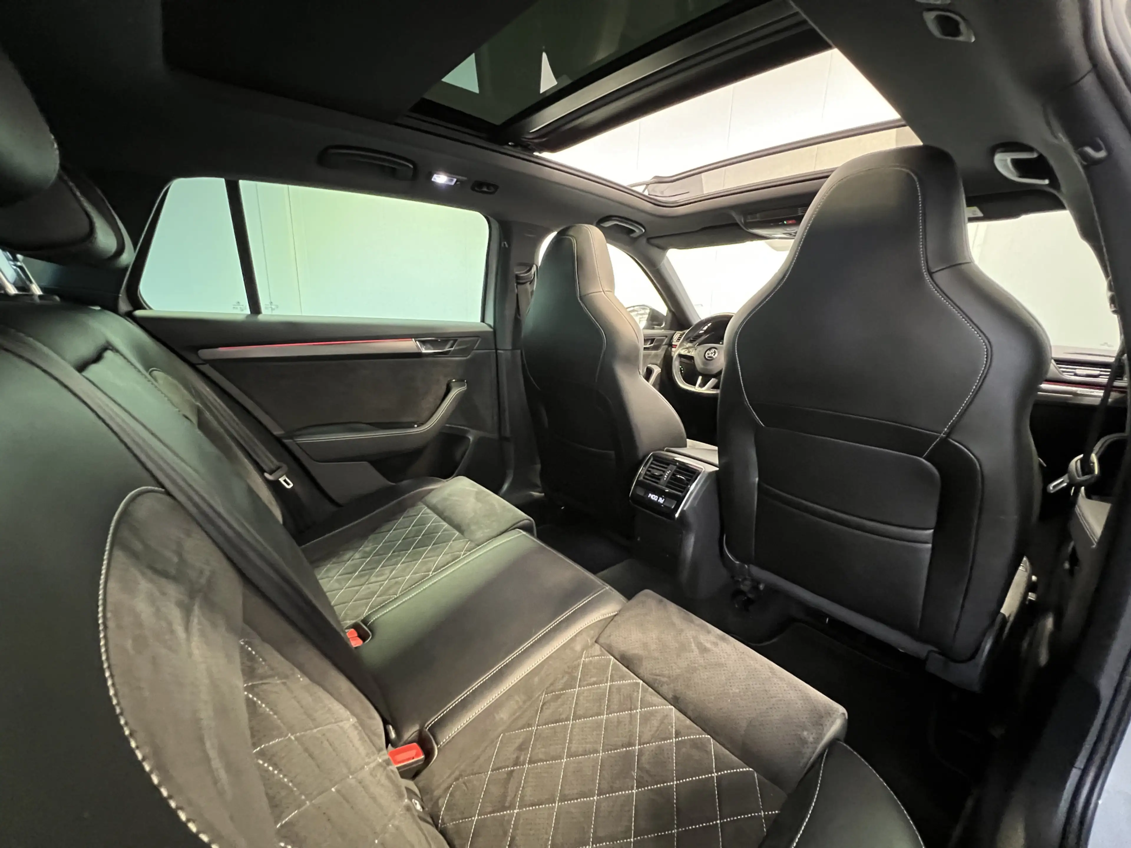 Skoda Superb Combi 2.0 TSI 4x4 Sportline Business | Navigatie/A — photo 29