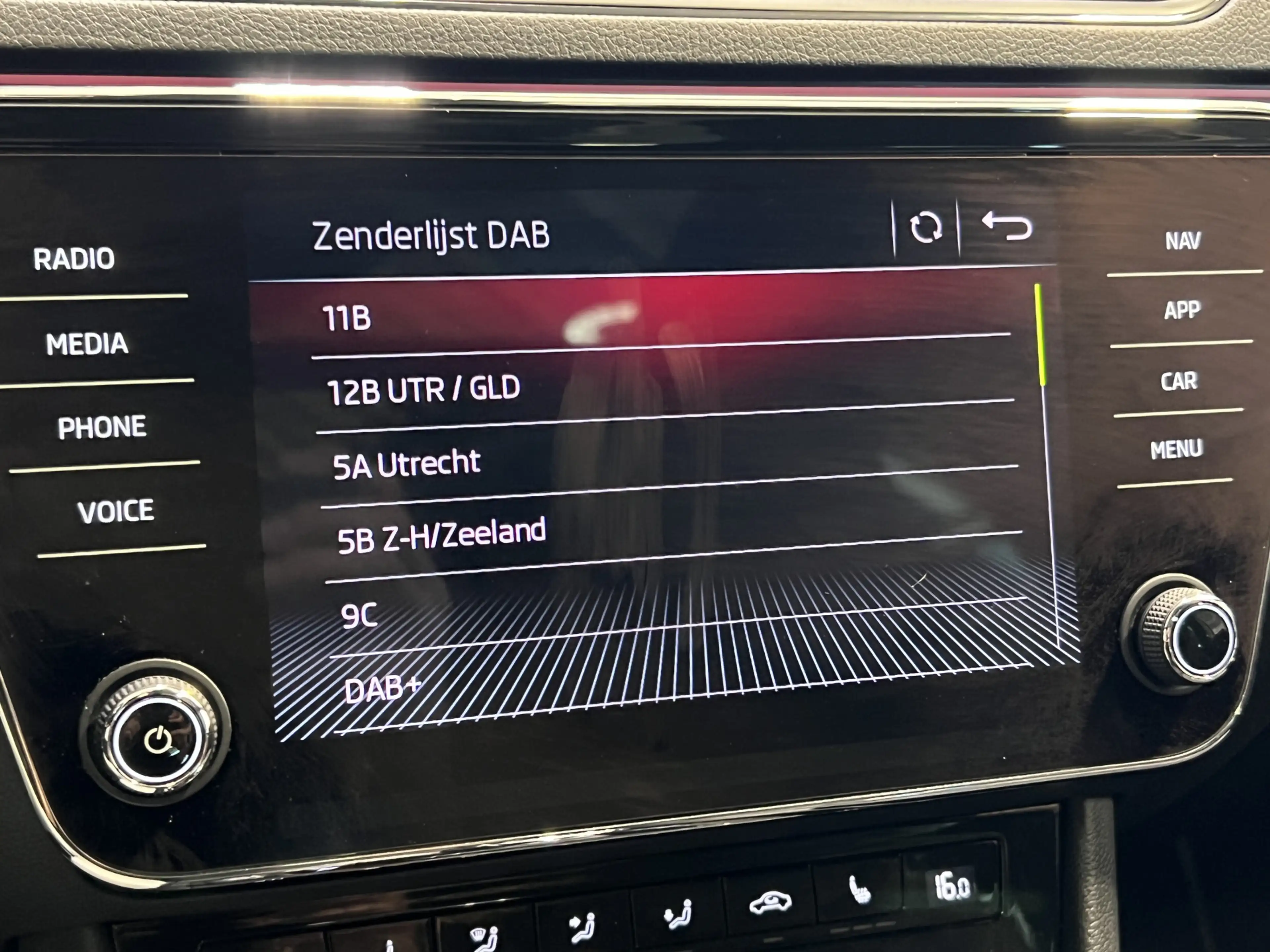 Skoda Superb Combi 2.0 TSI 4x4 Sportline Business | Navigatie/A — photo 35