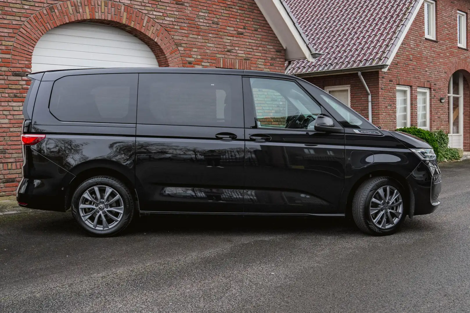 Volkswagen T7 Multivan 1.4 eHybrid 218PK L2H1 Style Panorama dak Zwart - 2