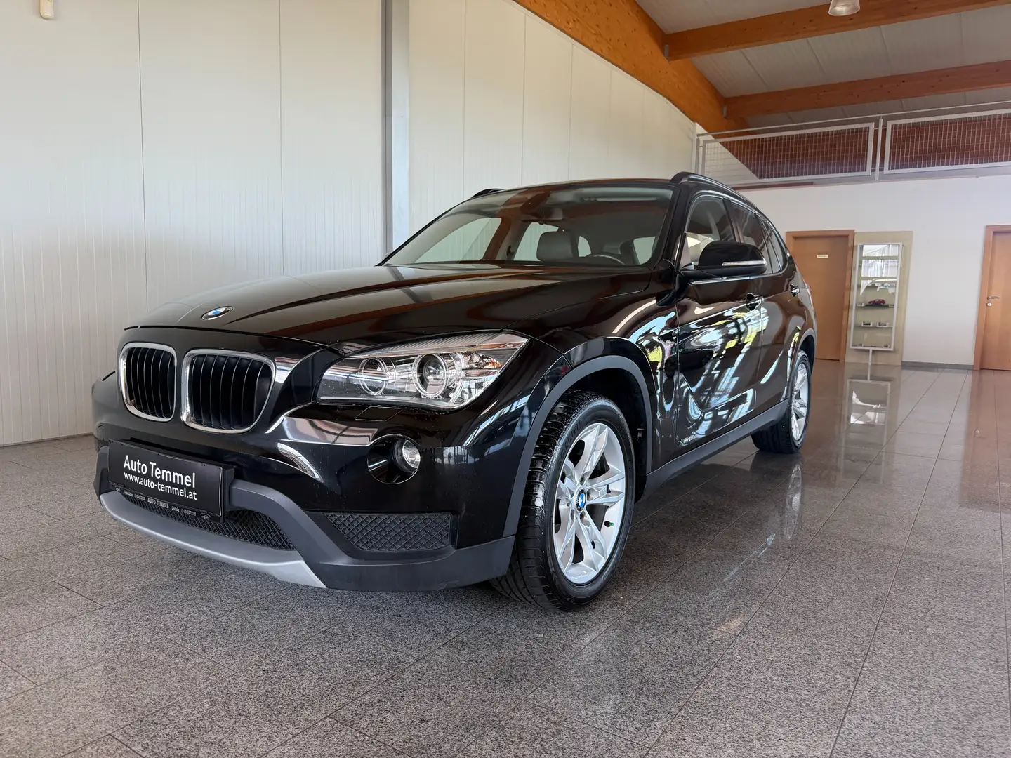 BMW X1 xDrive 18 d Schwarz - 2