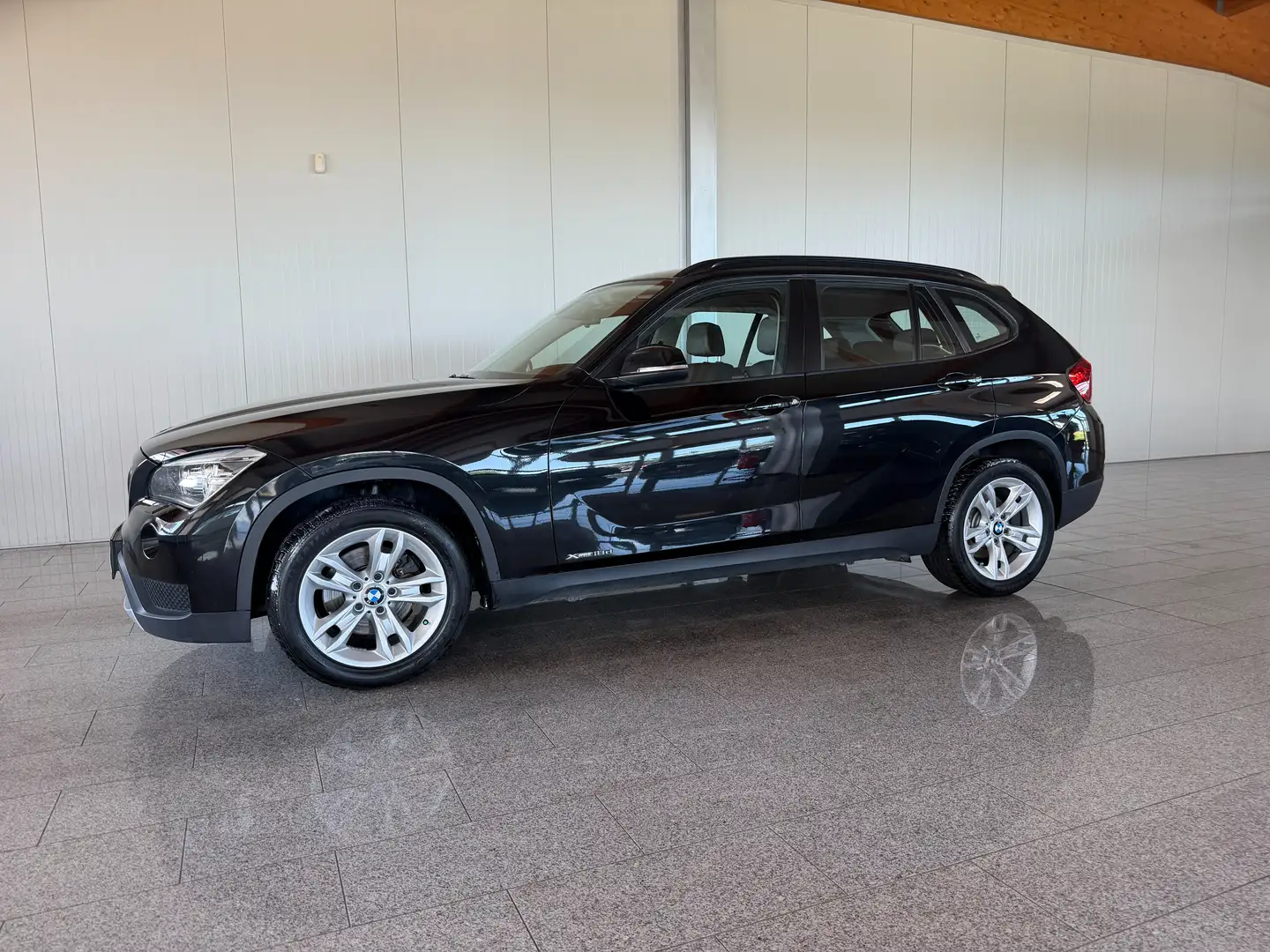 BMW X1 xDrive 18 d Schwarz - 1