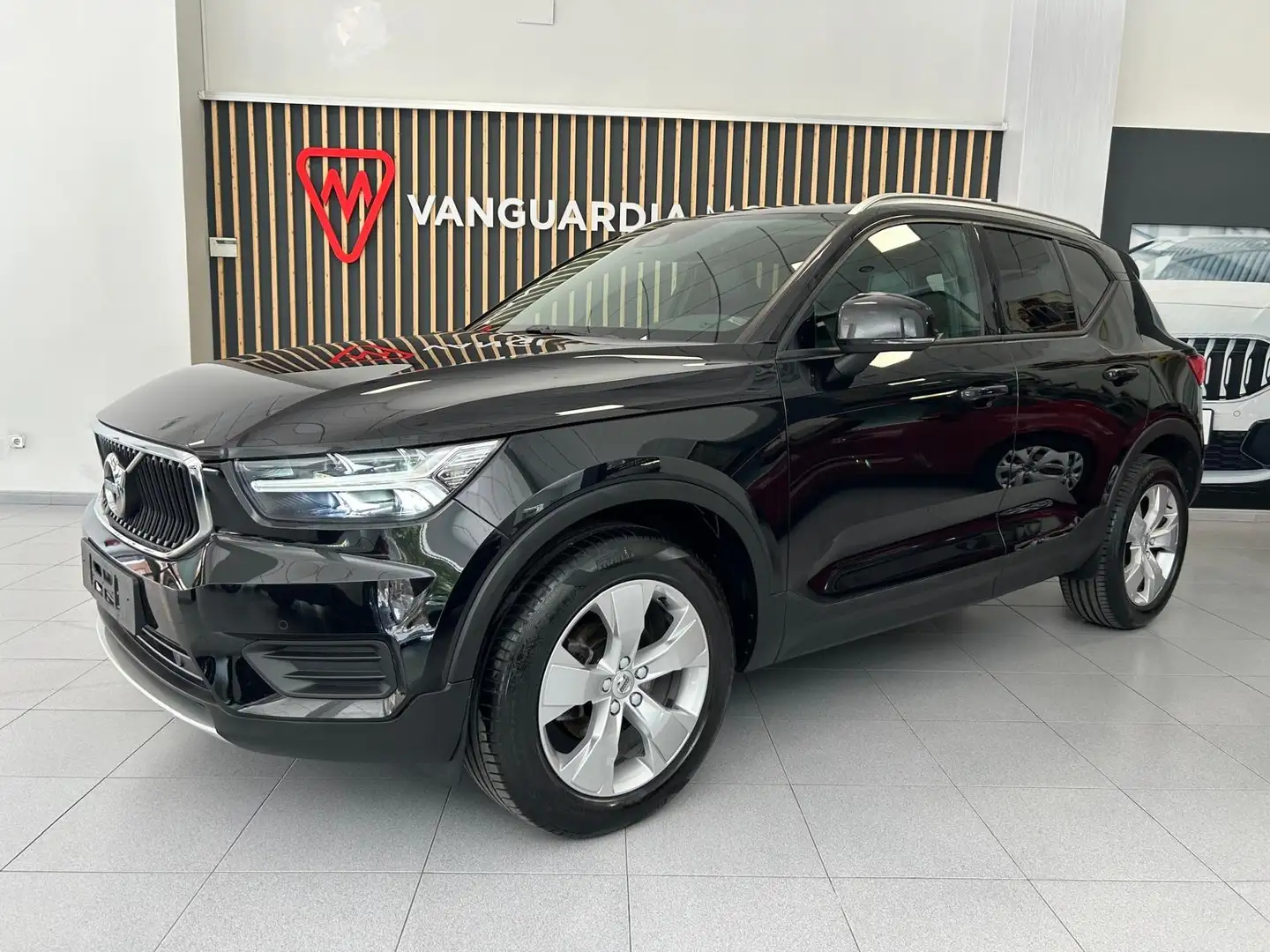 Volvo XC40 T3 Momentum Pro Aut. Schwarz - 2
