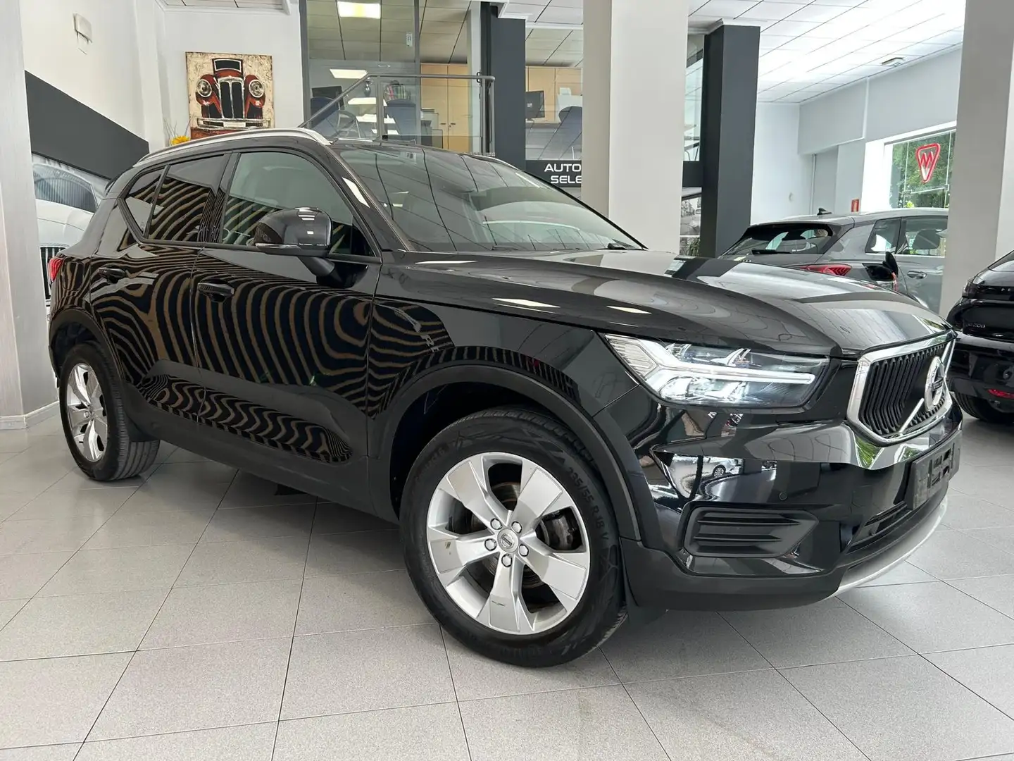 Volvo XC40 T3 Momentum Pro Aut. Schwarz - 1