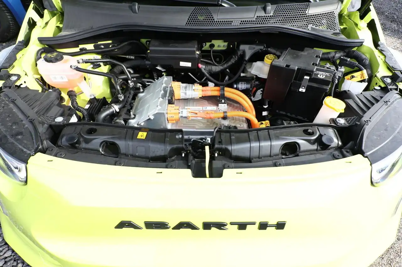 Abarth 500e 2025 — фото 12