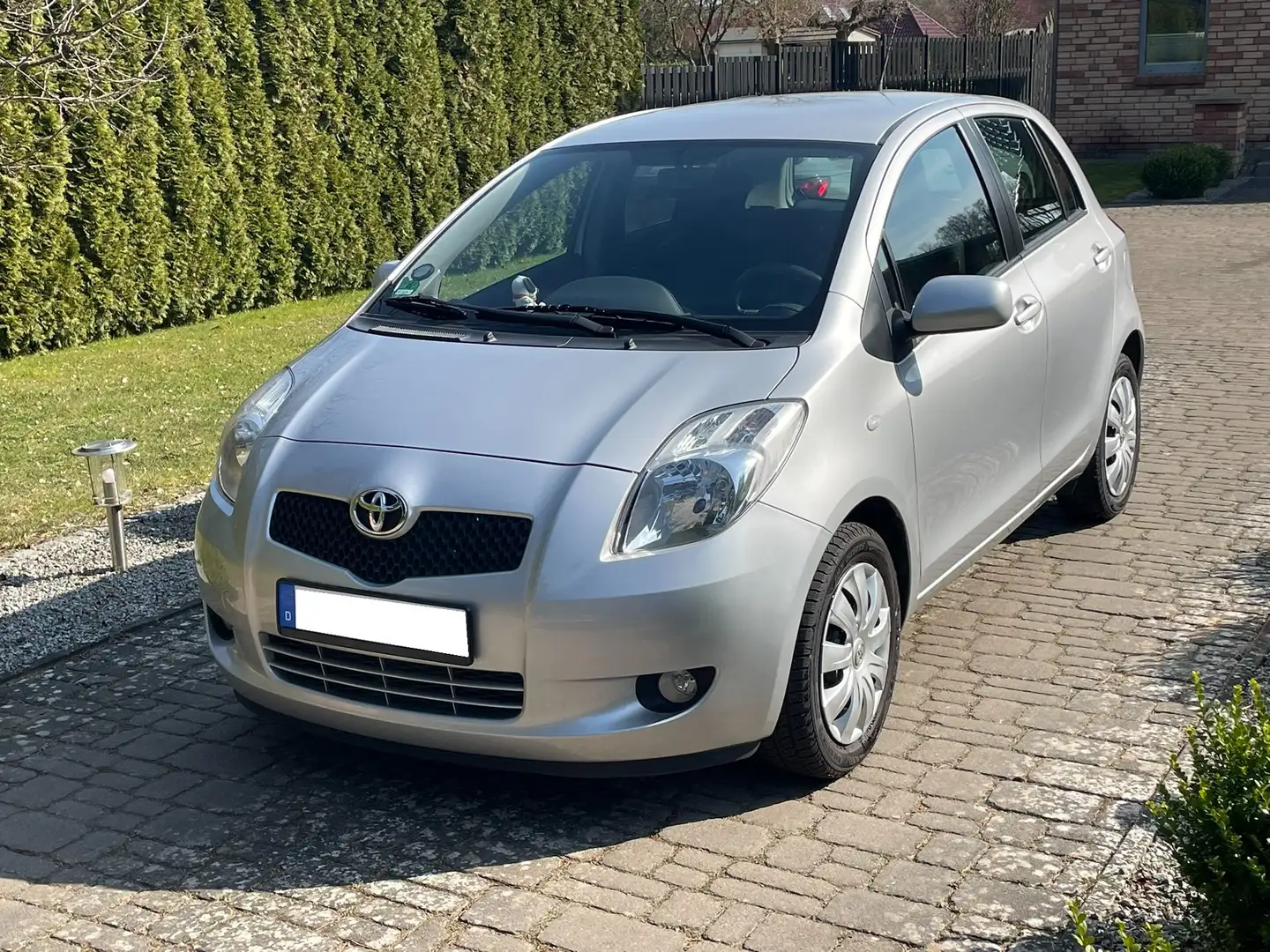 Toyota Yaris Yaris 5-Türer 1.3 VVT-i Multi Mode Executive srebrna - 1