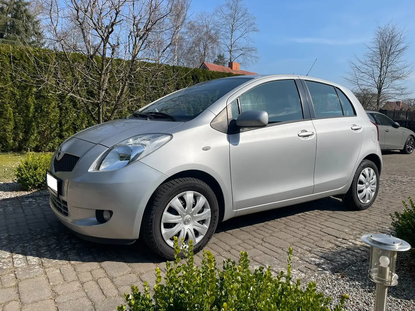 Toyota Yaris Yaris  5-Türer 1.3 VVT-i Multi Mode Executive srebrna - 2