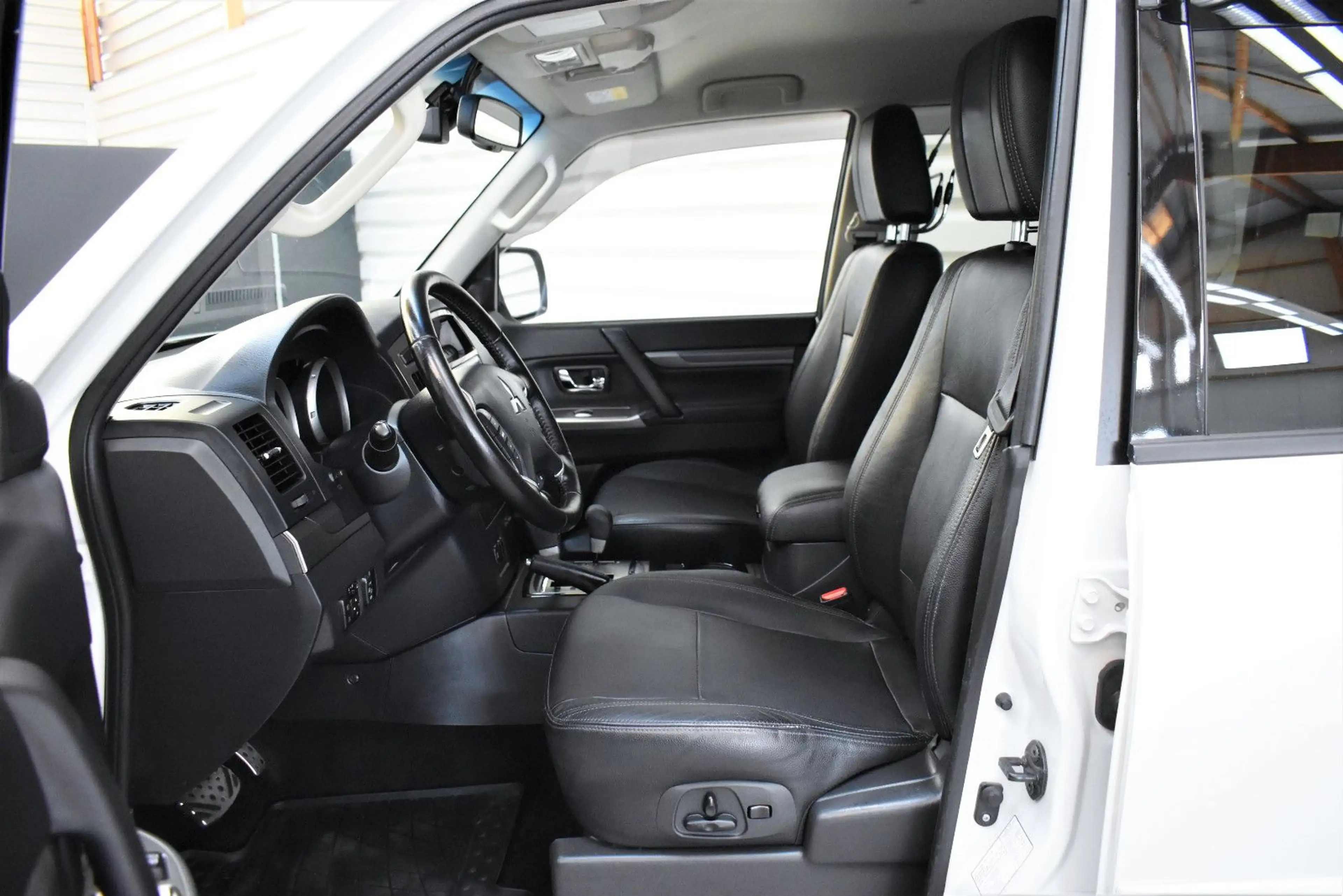 Mitsubishi Pajero 3.2 DI-D SUV-Star+Xenon+AHK+Kamera+7-Sitz — photo 10