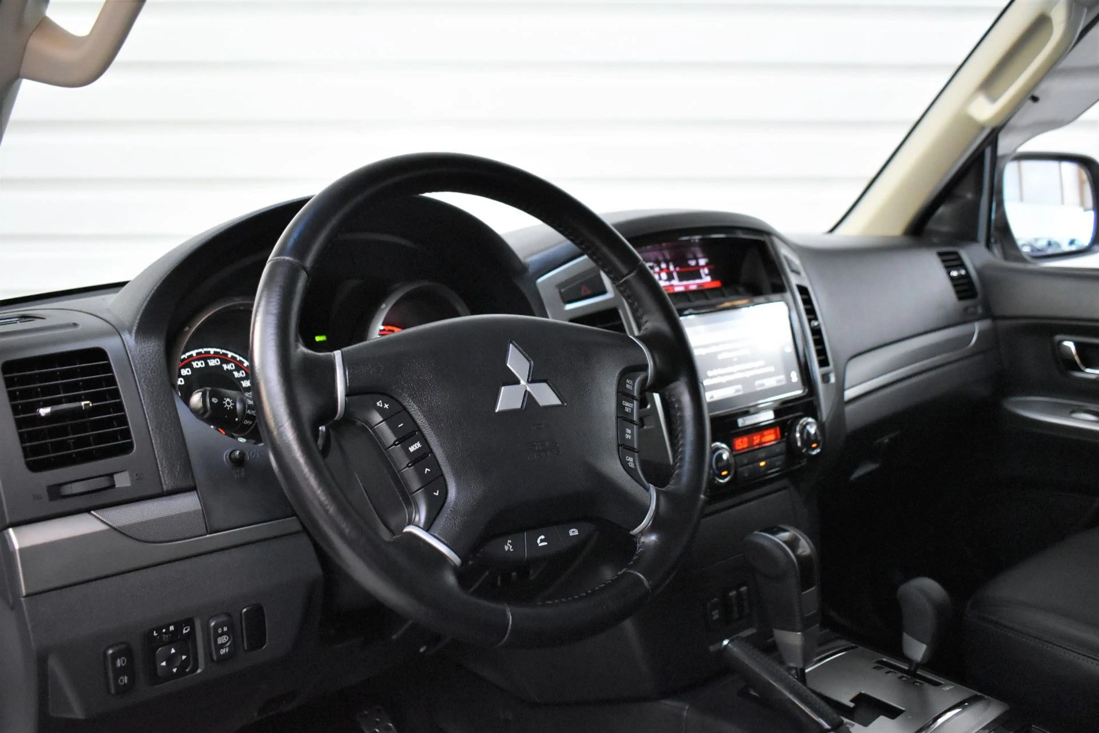 Mitsubishi Pajero 3.2 DI-D SUV-Star+Xenon+AHK+Kamera+7-Sitz — photo 7