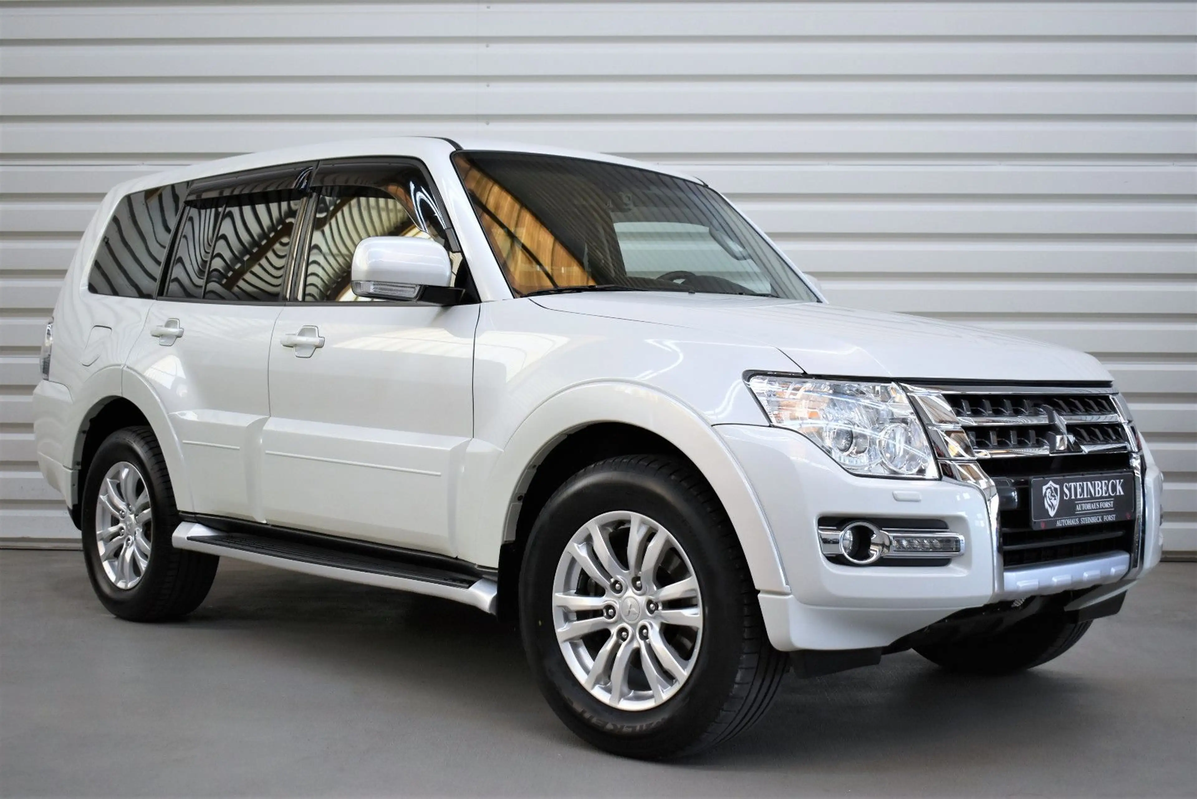 Mitsubishi Pajero 3.2 DI-D SUV-Star+Xenon+AHK+Kamera+7-Sitz