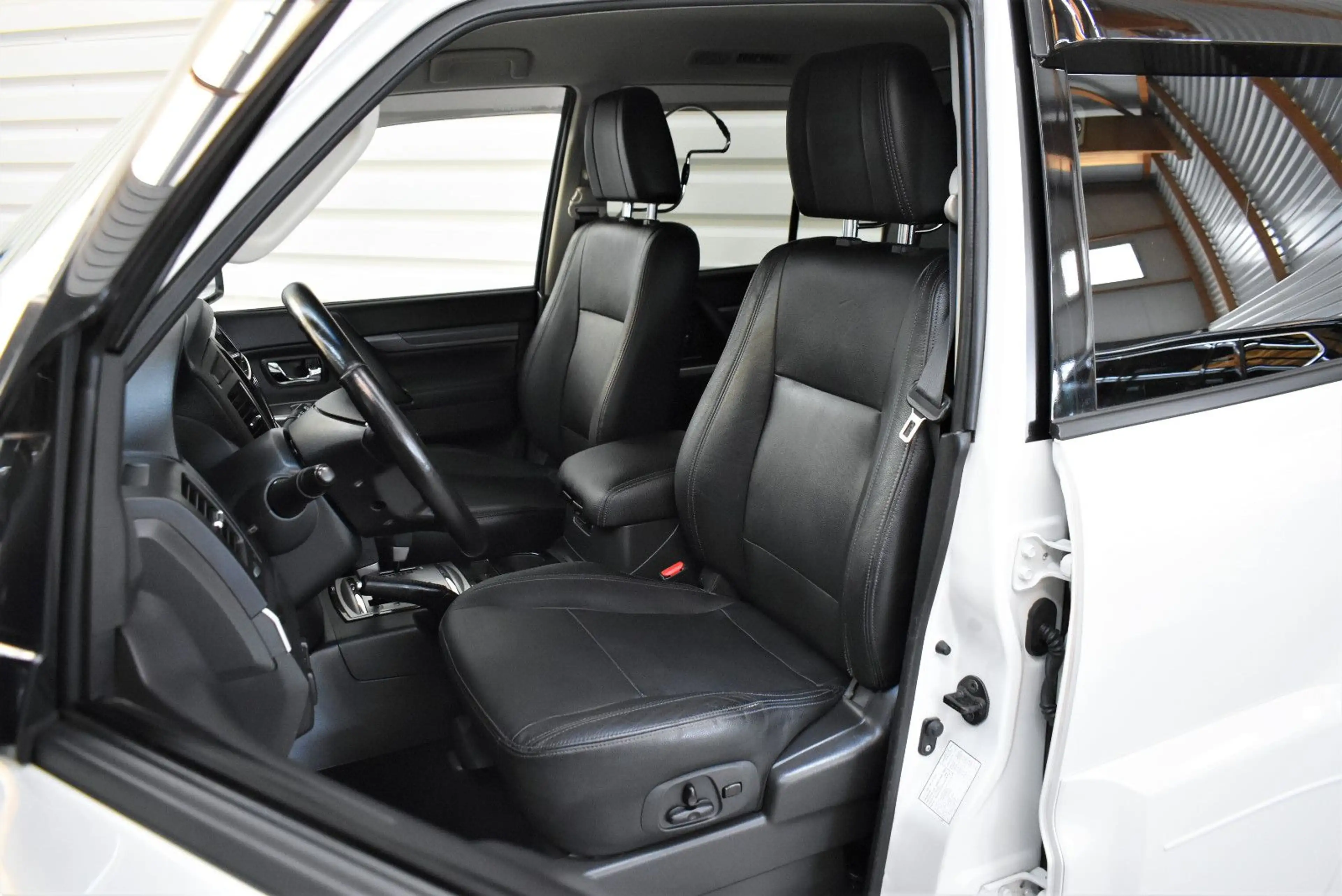 Mitsubishi Pajero 3.2 DI-D SUV-Star+Xenon+AHK+Kamera+7-Sitz — photo 8