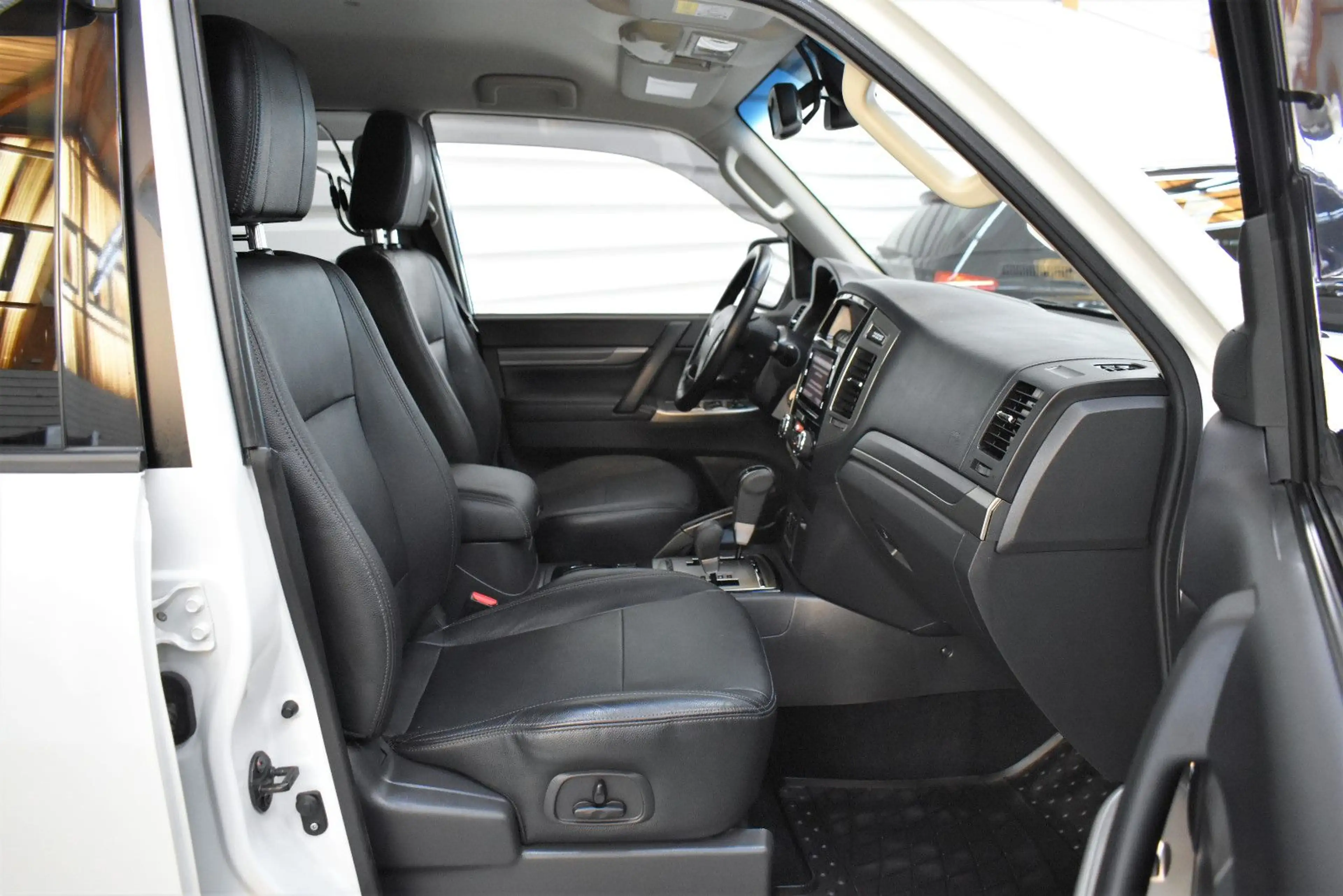 Mitsubishi Pajero 3.2 DI-D SUV-Star+Xenon+AHK+Kamera+7-Sitz — photo 12