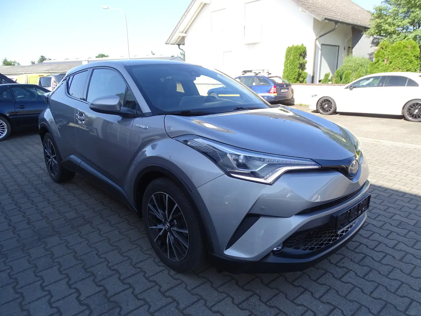 Toyota C-HR 1,8l Hybrid Lounge Automatik, Navi, Sitzheizung Silber - 1
