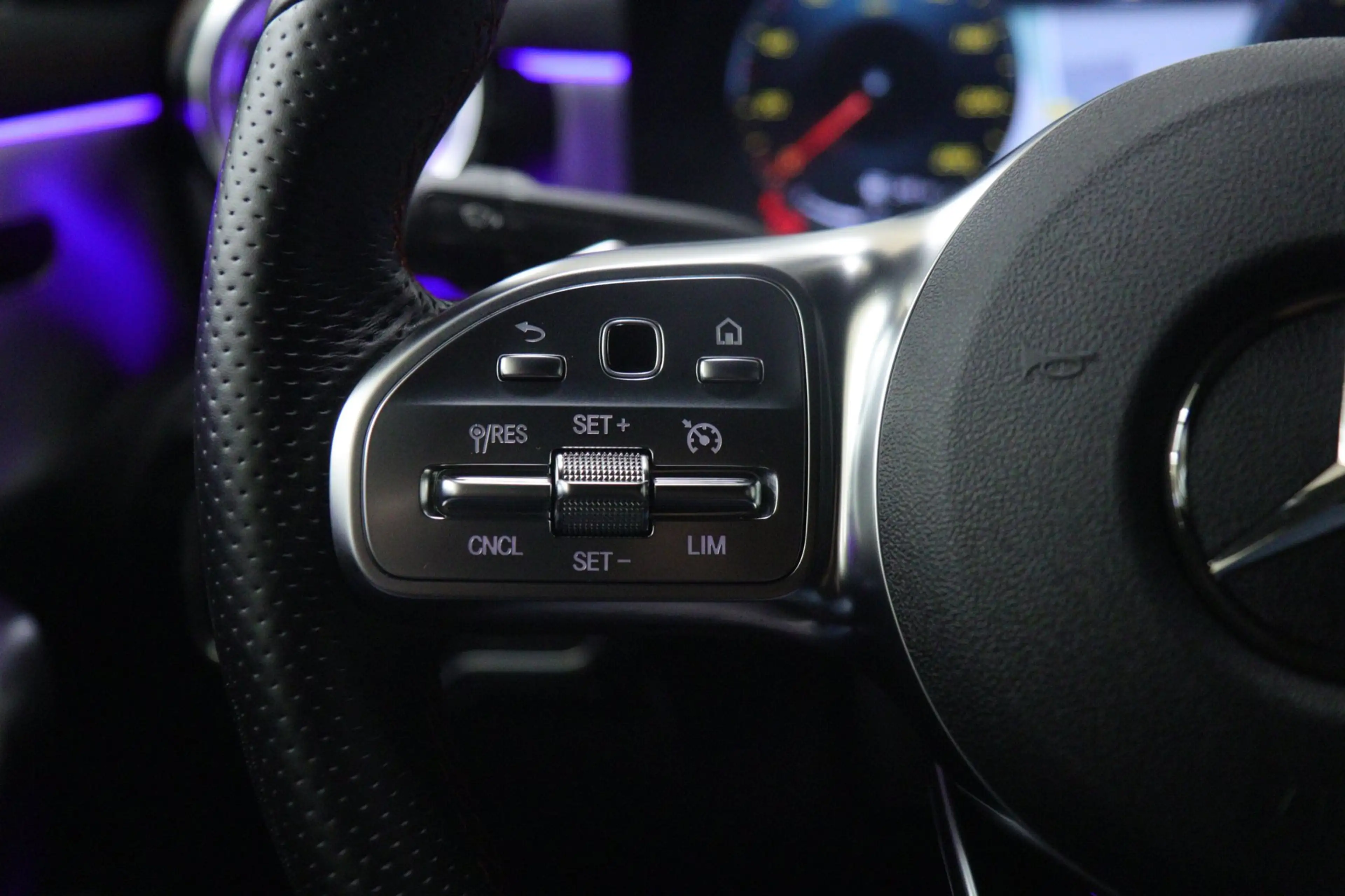 Mercedes-Benz CLA 200 Business Solution AMG PANO/CAM/KEYLESS/LANEASSIST/ — photo 16